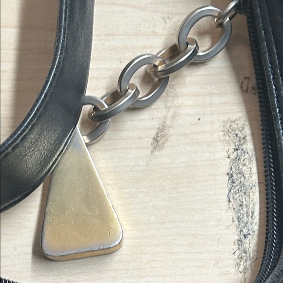 Elegant Black Leather Crossbody Bag - Picture 5 of 12